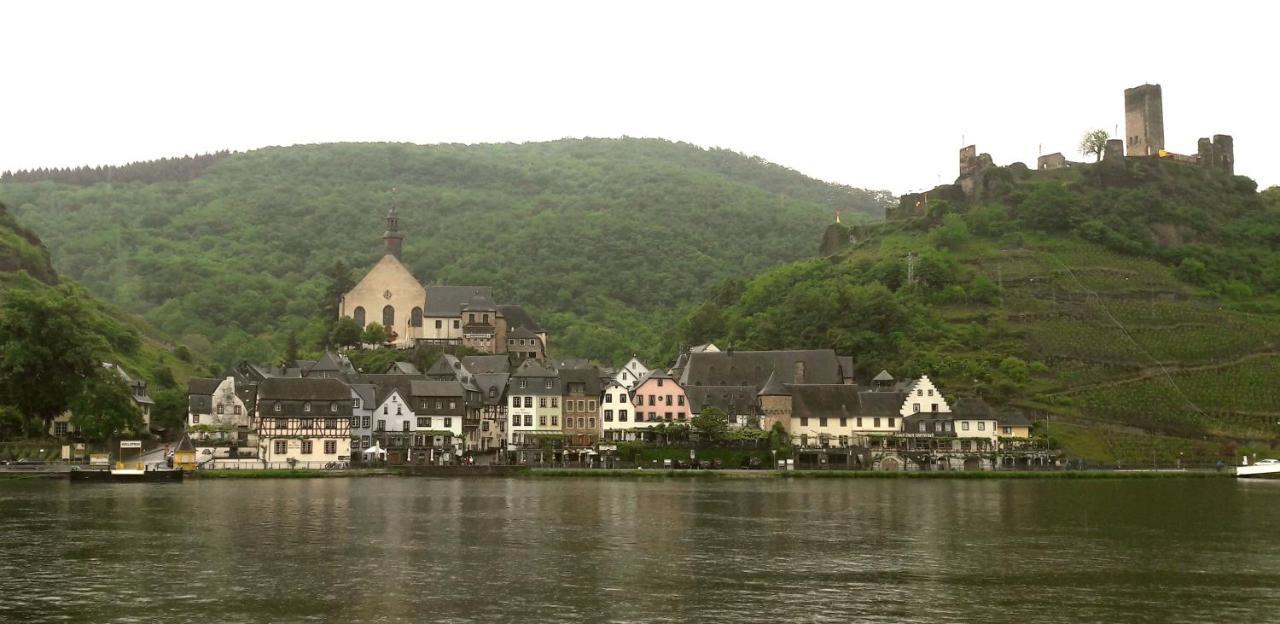 Gaestehaus Burgberg, Weinhaus Fries Kattenes Buitenkant foto